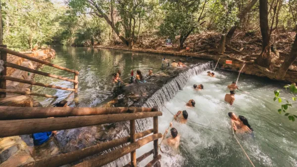 Foto demonstrativa de Banho no Rio Quente