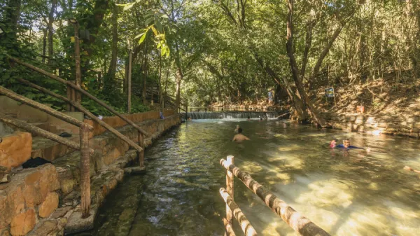 Foto demonstrativa de Banho no Rio Quente Dentro do Hotel: Como Funciona?
